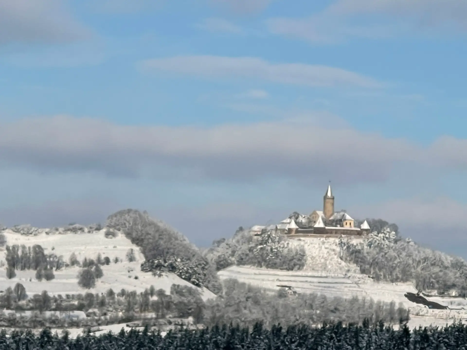 Ein Bild der Leuchtenburg im verschneiten Winter.